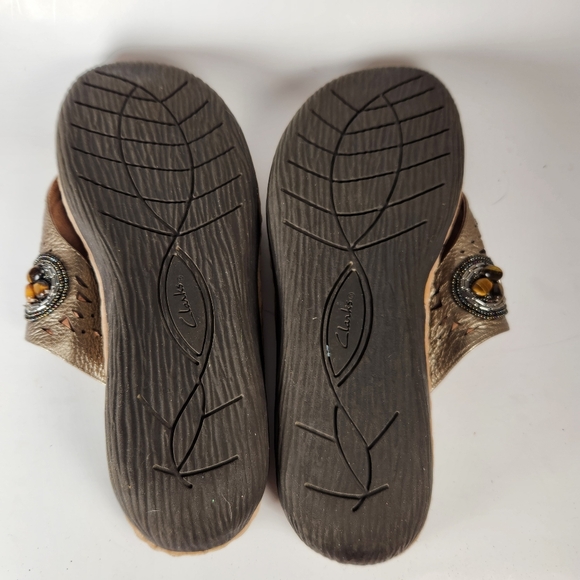 CLARKS Artisan Womens Sandal 10 Beige Leather Beaded Metallic Wedge Slip On Shoe - Picture 7 of 13